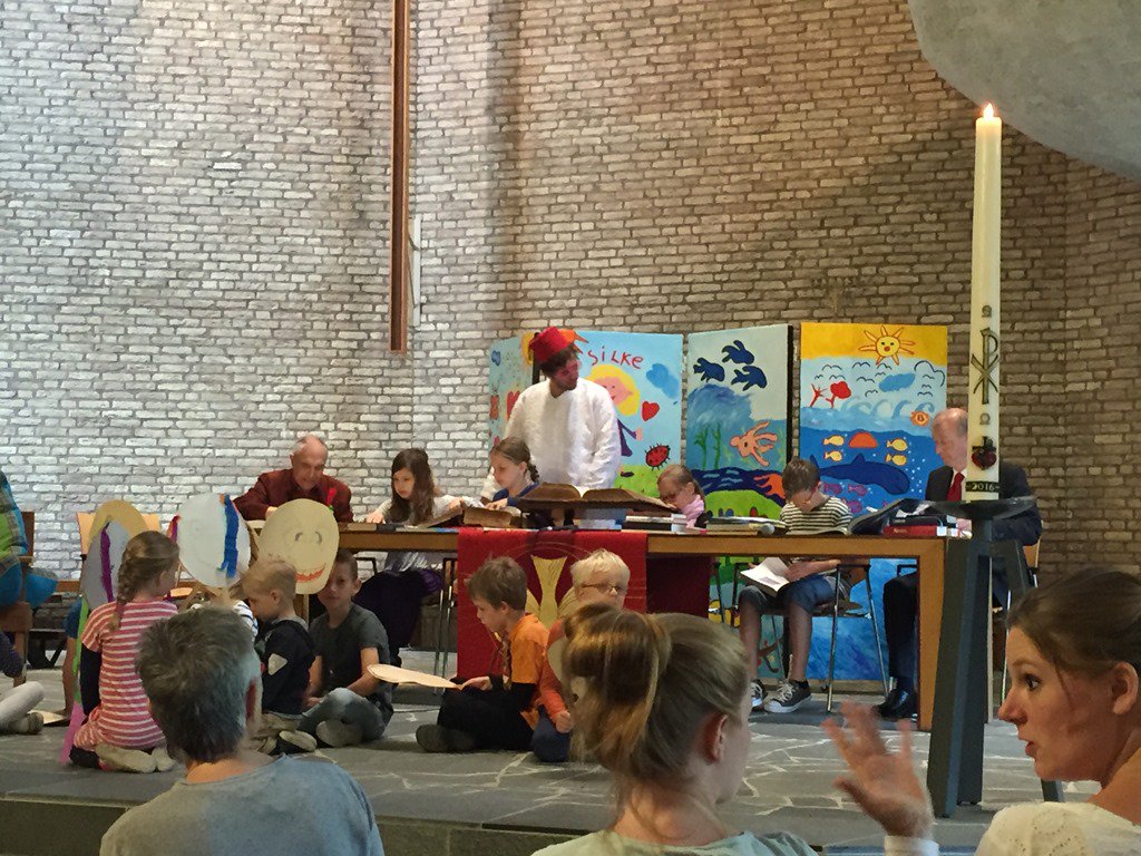 fonteinkerk033's tweet photo. Impressie van de #kinderviering van vanochtend, een groot feest! Wat je noemt Kerk In Elke Maat! #amersfoort #kerk https://t.co/ehNJZOQuE3