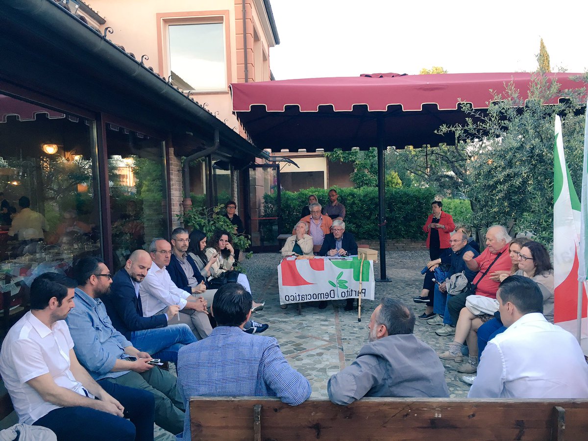 nadiarossi17's tweet photo. A #poggioberni di parla di riforma costituzionale #referendum #pder https://t.co/yxLbN8Hjee