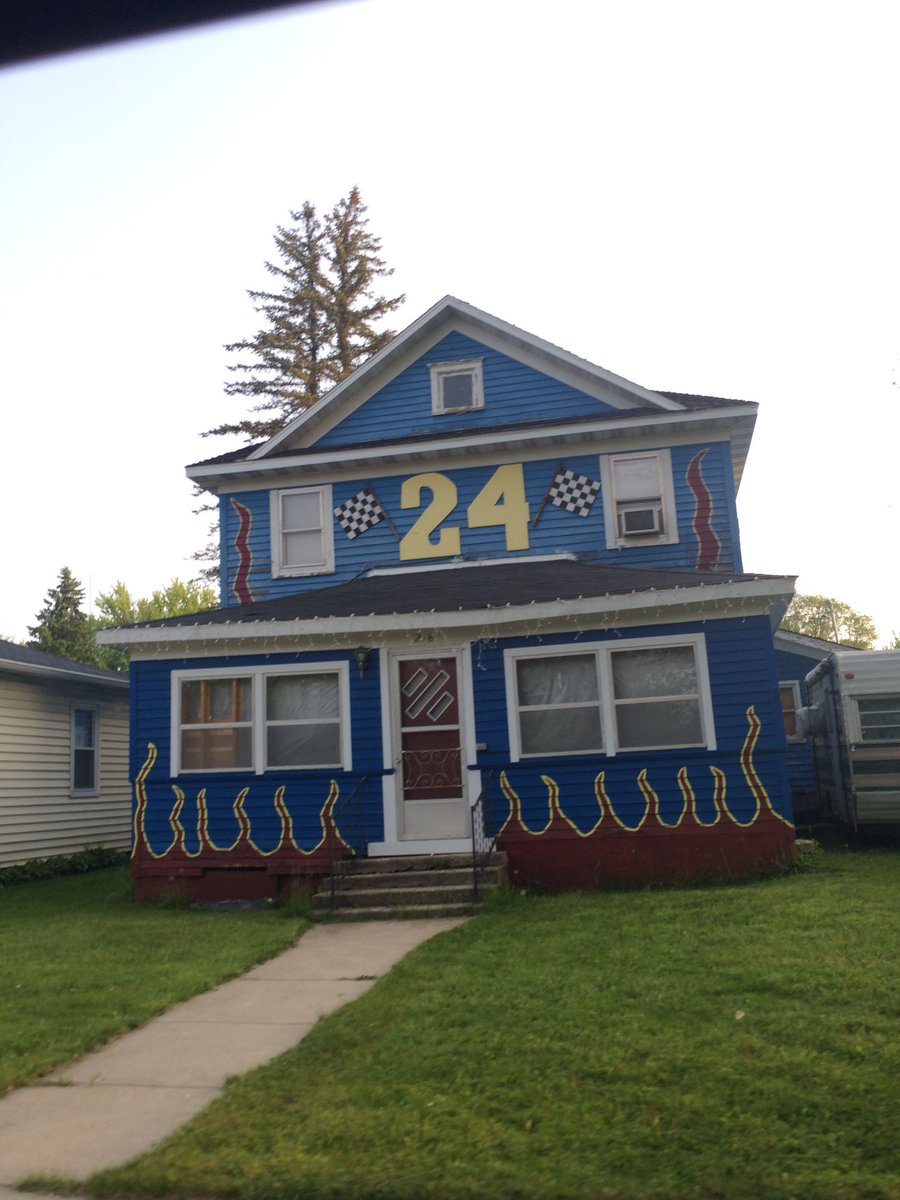 sam3hunnasosa's tweet photo. LaFarge, Wisconsin thoroughly bring the ruckus when it comes to home design. #JeffGordan #IsSick https://t.co/BrhPUC5mGc