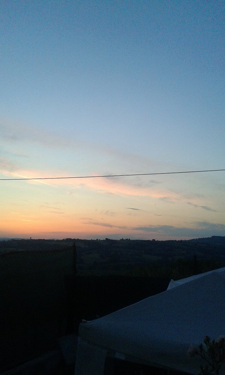 PaolaGigante62's tweet photo. #Montignano #Tramonto .. e la foto non rende la bellezza dei colori nel cielo https://t.co/3jBFGGqyCz