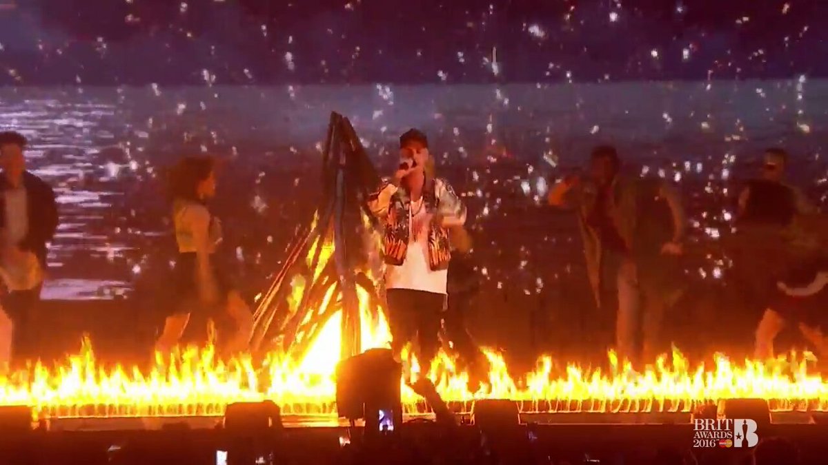 JossxCry's tweet photo. Este siempre será mi performance favorito de Justin😍
#Justin4MMVA https://t.co/zNI3CJRW09