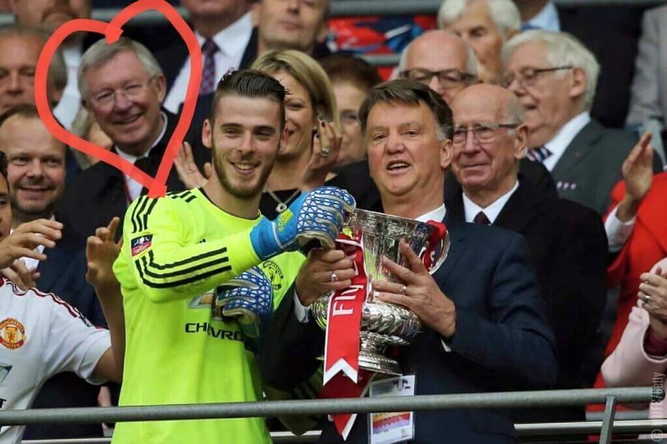 TheFootballFeel's tweet photo. Smile of a father https://t.co/0K748gTwTV