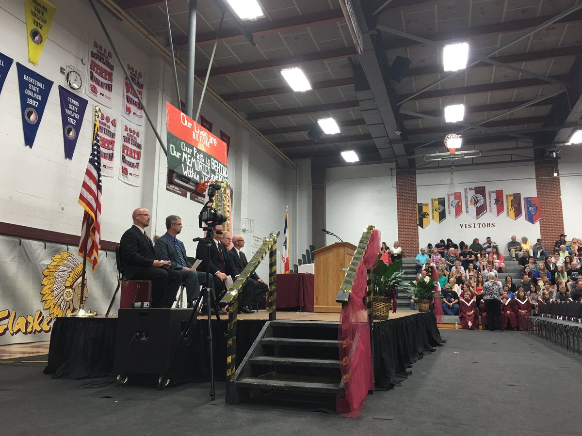 StudentChief's tweet photo. Getting ready to begin! Congrats class of 2016! https://t.co/tciReLoUO4