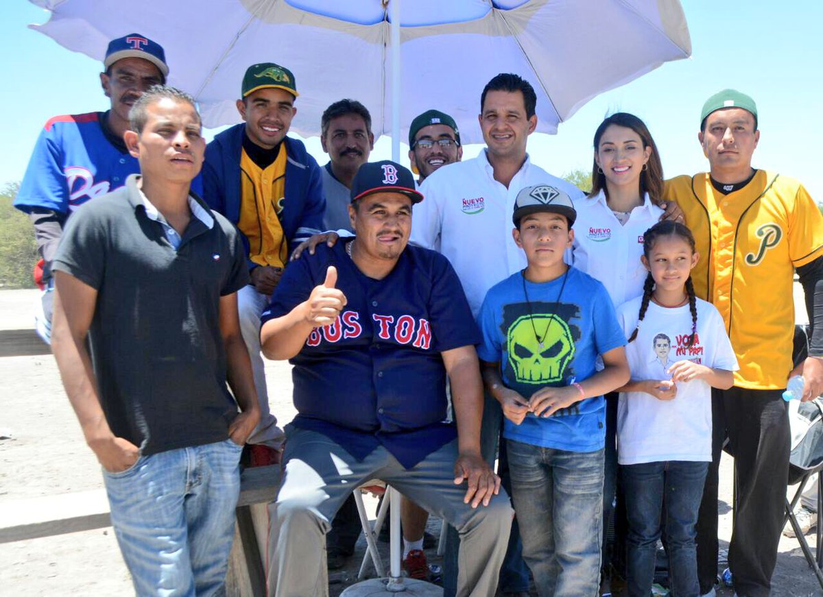 GabrielMontes1's tweet photo. ¡Disfrutando un domingo familiar en La Tinaja ! Con amigos que nos invitaron a su juego de béisbol #1D #CercaDeTi https://t.co/pXQFfRwjrv
