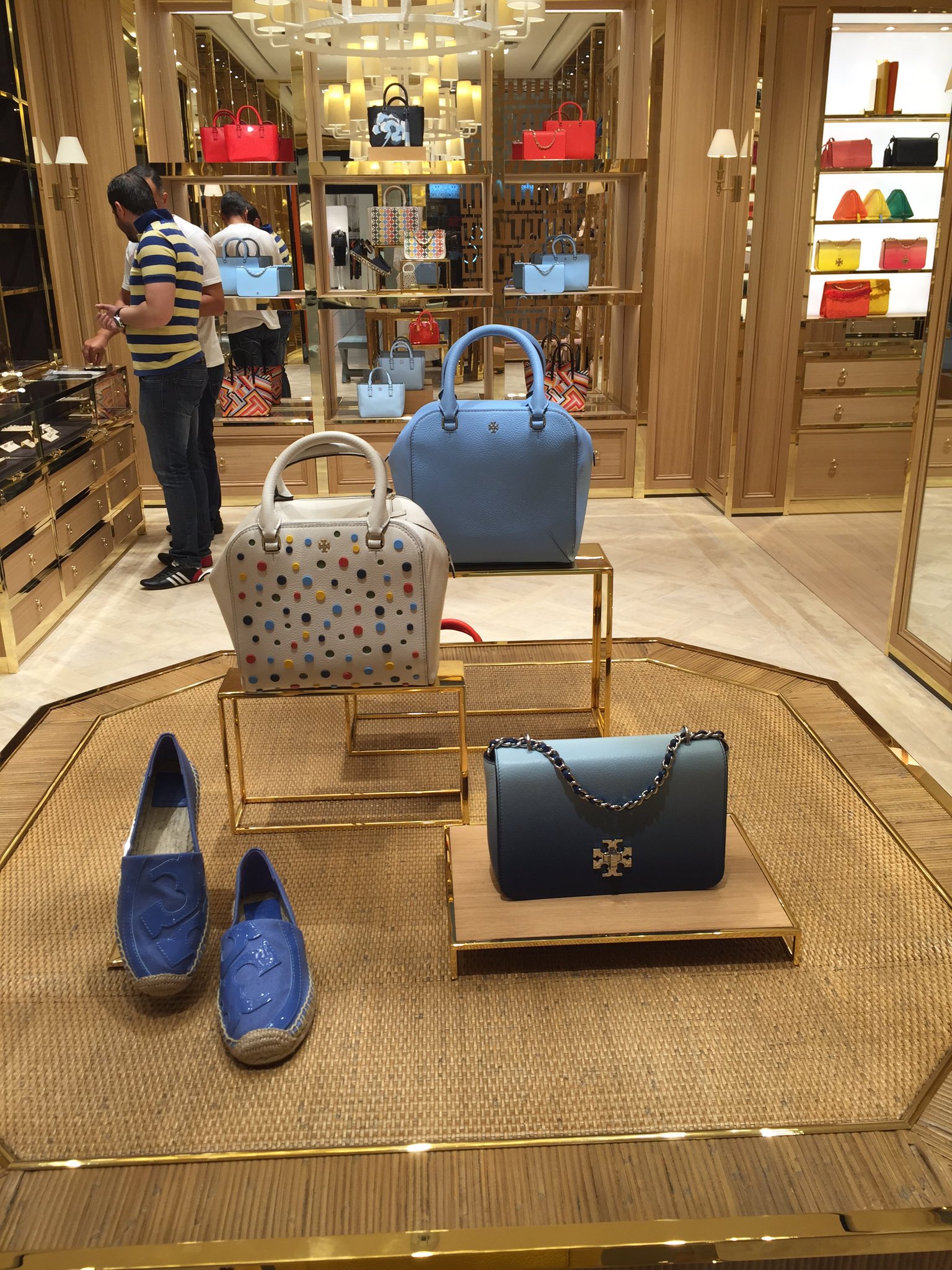 ট ইট র مجمع الراشد متجر Tory Burch اصبح جاهز لإستقبالكم الآن في مجمع الراشد تم الإفتتاح بالدور الأرضي بوابة ٥ الخبر Https T Co Lch82ncrcf ট ইট র