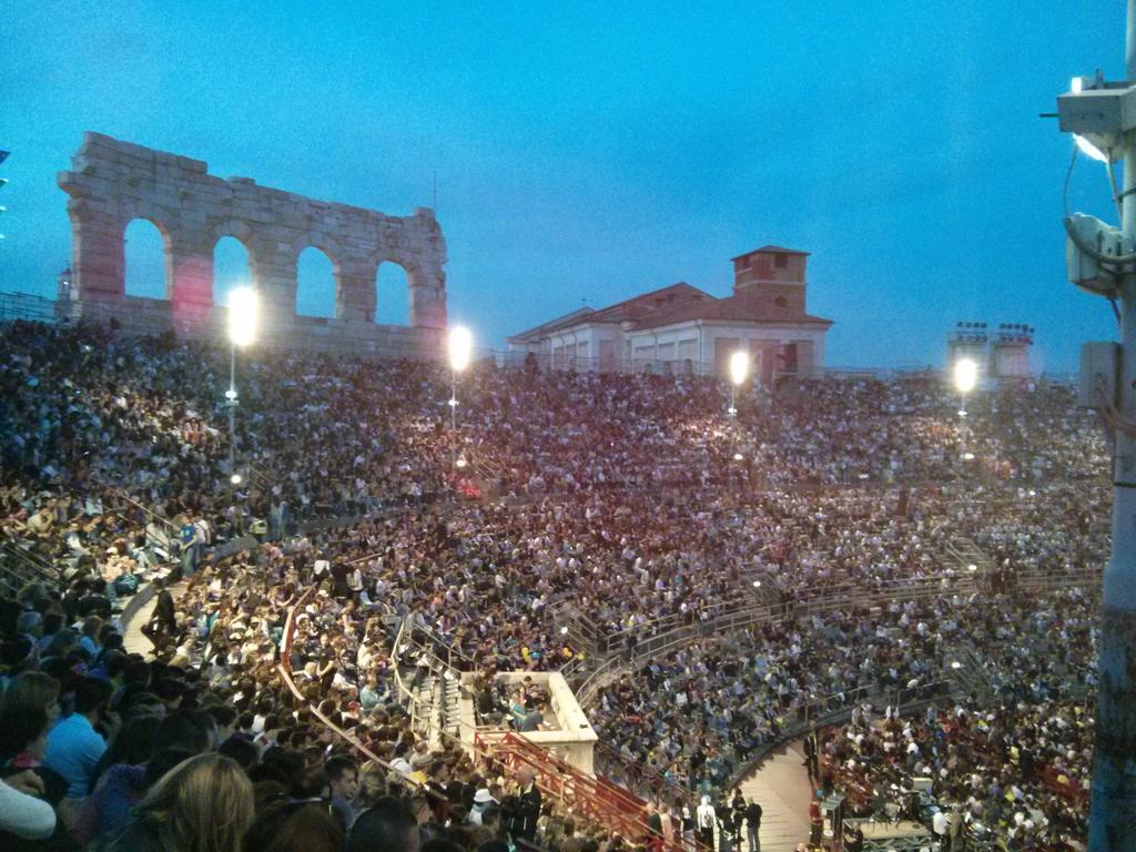 Arena di Verona 22 maggio 2016 CjFUnGtWkAQ5OiD