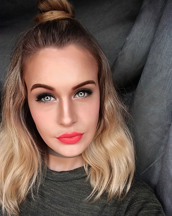 LucyAWeston's tweet photo. Sunday selfie 😜😘 https://t.co/NmHot1dxH8