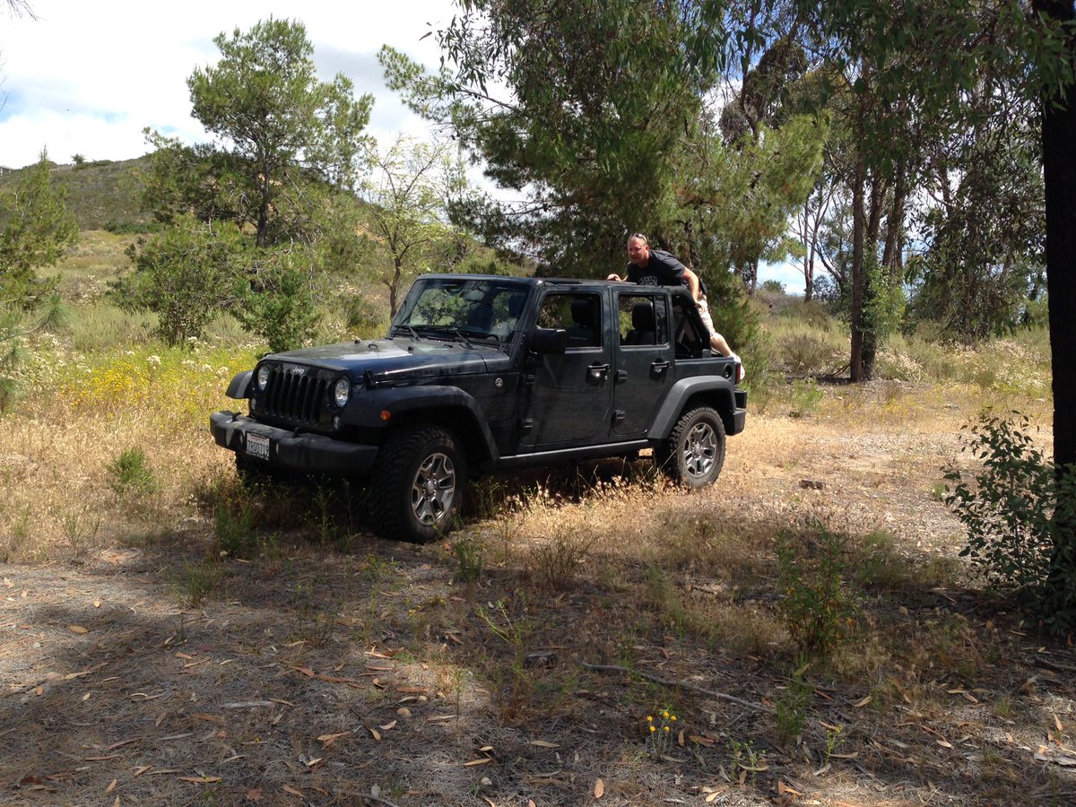 jiri_my's tweet photo. Love my #jeep so much I took its top off and humped it, apparently. #photoTiming https://t.co/yYaYrUk7xv