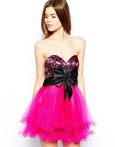 Tramp_Taylor's tweet photo. *Tatiana was In her hot pink dress as she stepped out her limo and walked out onto the carpet* #APProm2016 https://t.co/NQF0YvPHB6