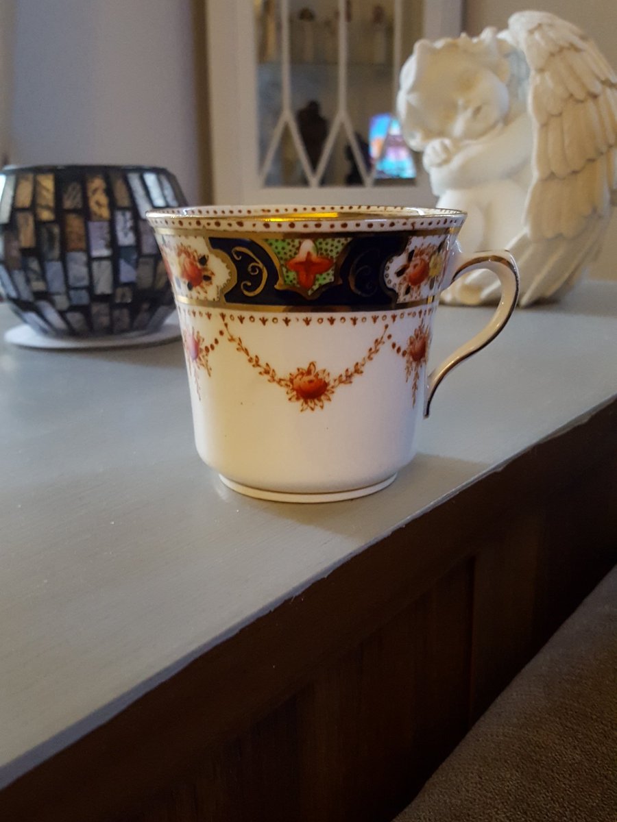 broomstickgoods's tweet photo. Can any of my Twitter Vintage friends tell what the name of this Royal Albert range is? #vintagehelp #royalalbert 💚 https://t.co/cCBgVsiwah