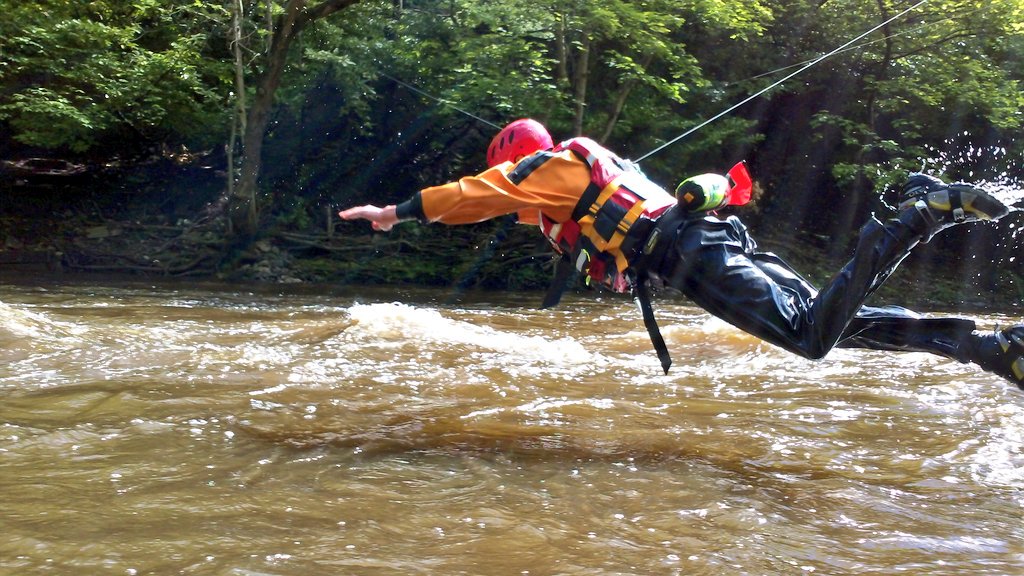 woodheadrescue's tweet photo. A few great action shots from today, Mod2 water training. @mountrescueuk @_KMRT https://t.co/uMx5Yd6ayM