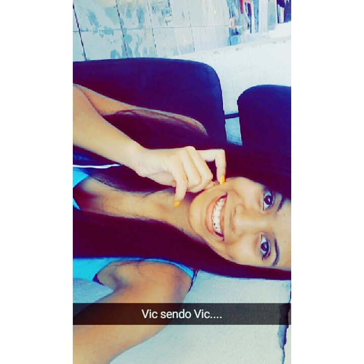 Vic_andradee's tweet photo. Com um sorriso eu dizia: "Não ligo", mas meu coração gritava: "Não aguento mais". 😏😁❤ https://t.co/fz2FIRdioB