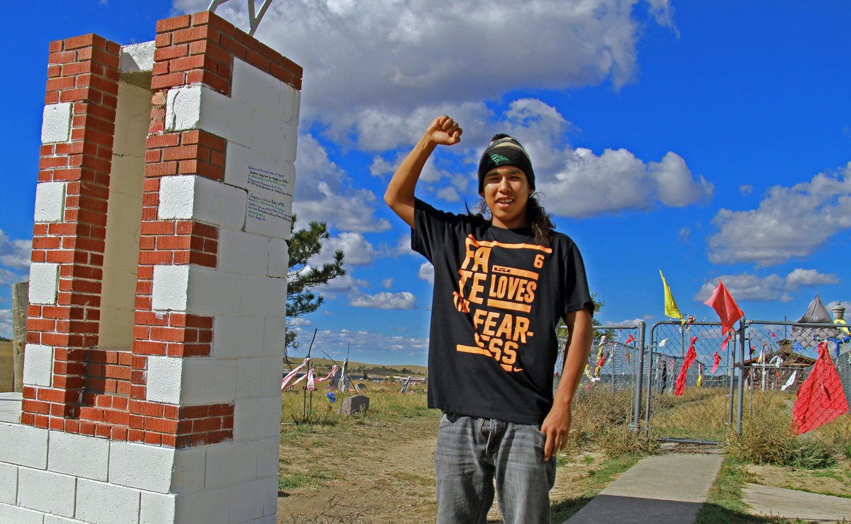 Standing under the Wounded Knee Portal, Ryan raises his fist as a sign of pride: goo.gl/forms/AiFpjv6g…