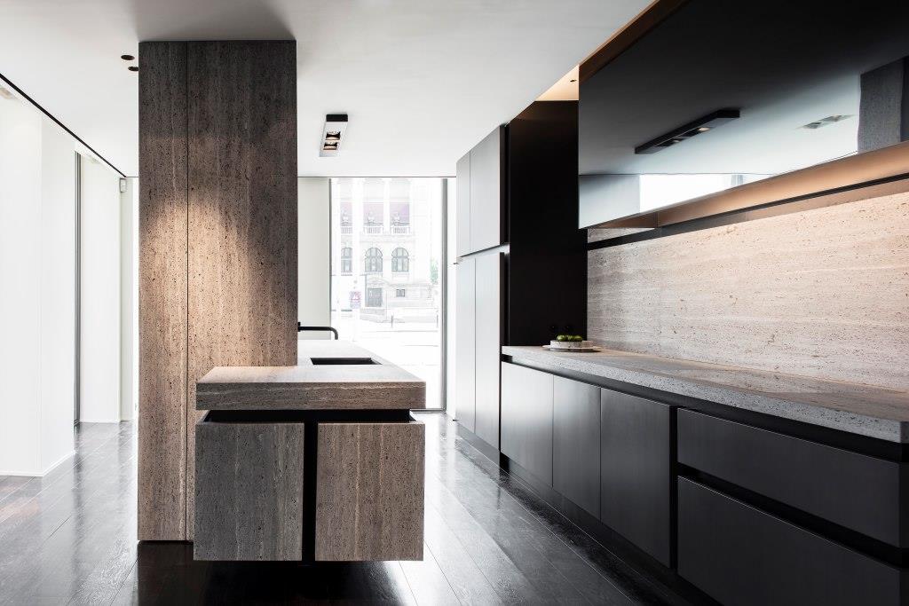 CuliPress's tweet photo. Indrukwekkend luxueuze keuken #obumex &amp; @GlennSestig travertin titanium, tijdloos, elegante eyecatcher #luxuryliving https://t.co/gba4wxPSoK