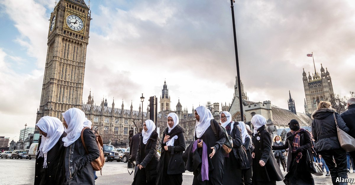 TheEconomist's tweet photo. Are Britons of different backgrounds coming together or drifting apart? https://t.co/N8e99iMFf5 https://t.co/Qrw3PRufVN