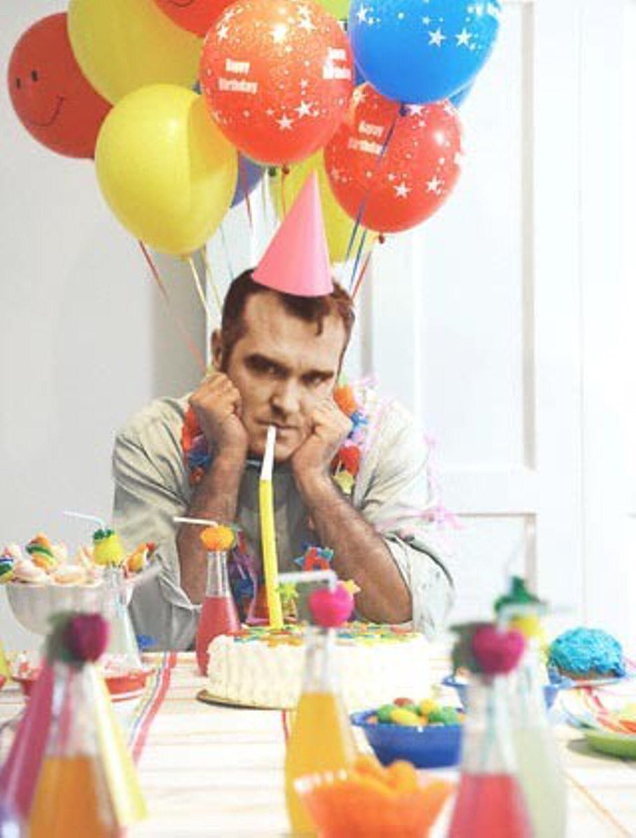 Ibero909FM's tweet photo. Hoy es el cumpleaños de Morrisey, 57 años de talento. ¿Cuál es su canción favorita? #LíneaDelTiempo909 https://t.co/qwGR2x0ZvJ