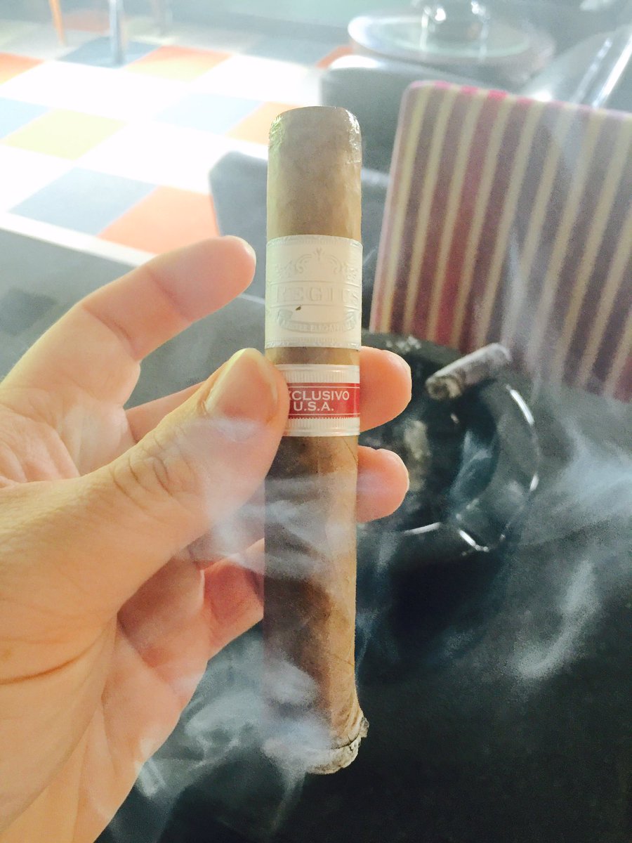 castrosbackroom's tweet photo. Regius White Label @castrosbackroom @regiuscigars #castrosbackroom #regius https://t.co/DcG2Fj6m0n