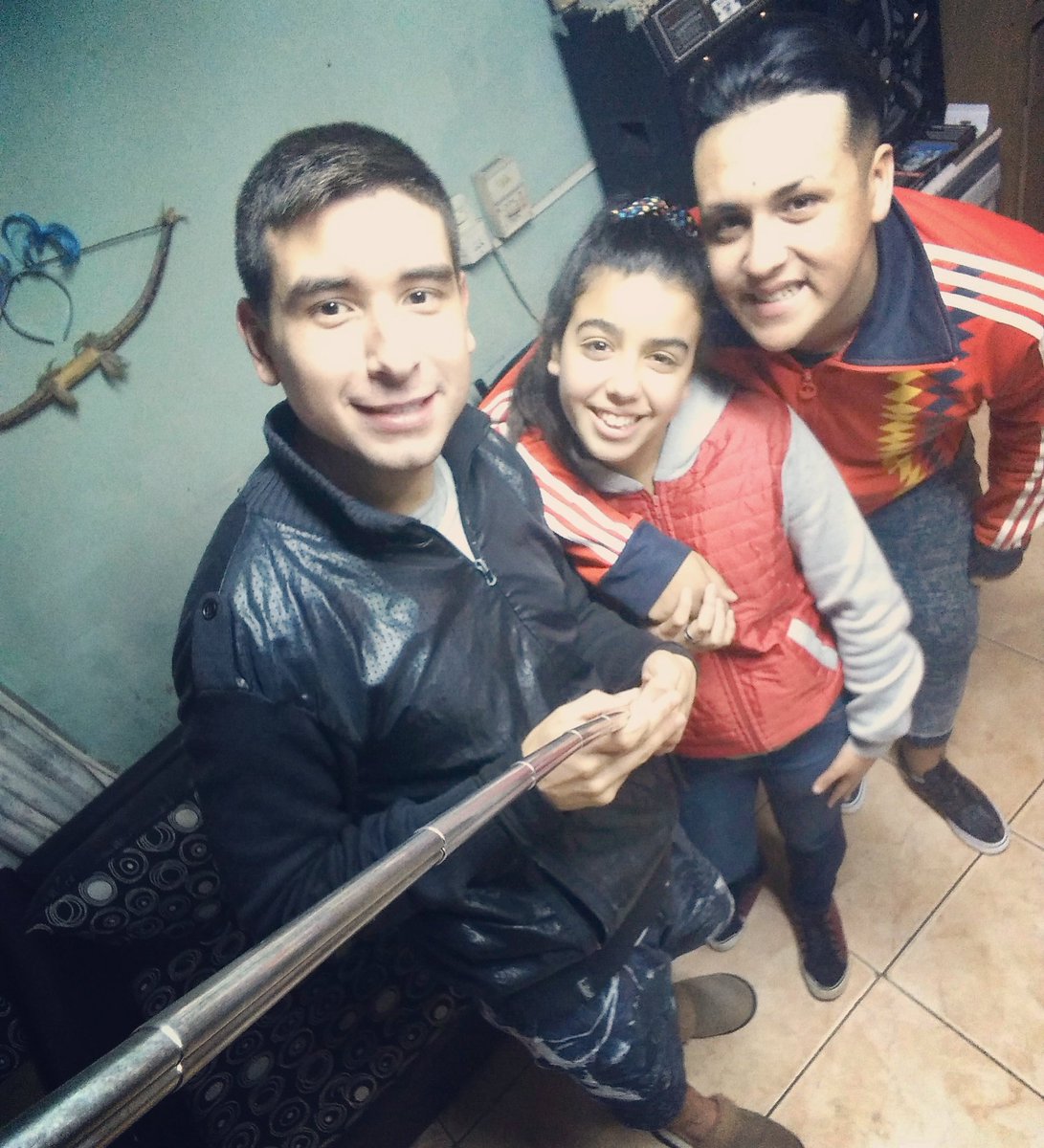 chiro92ok's tweet photo. Con los negros de la flia! Los amo 😝😙 https://t.co/Zhm7duX87t