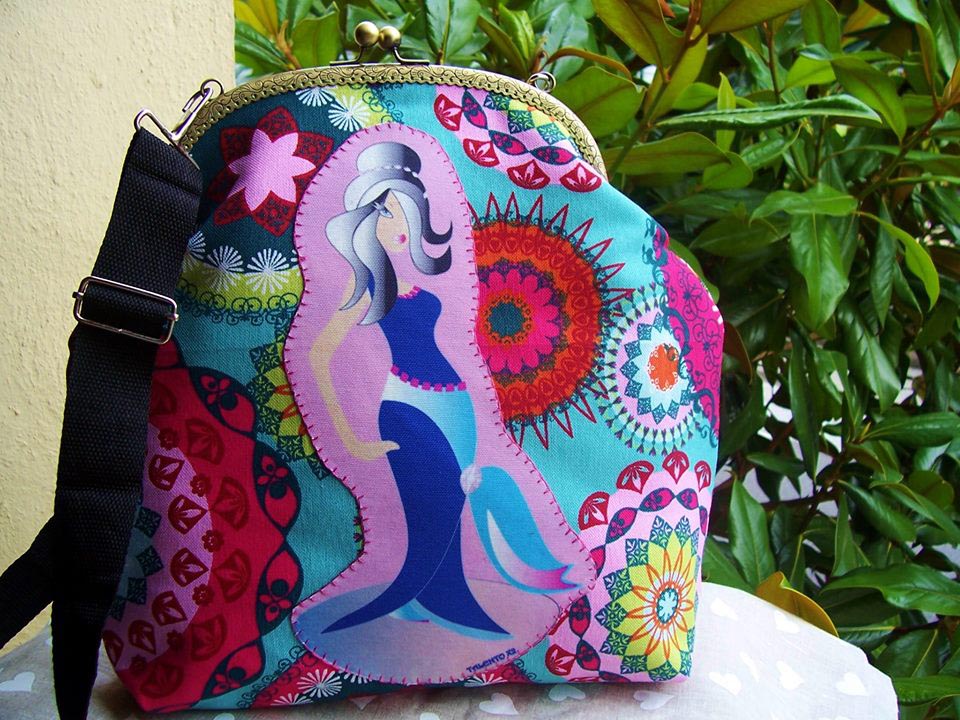 bymirene's tweet photo. Bolsos exclusivos y muy coloridos. Gran tamaño, 35 cm x 35 cm.
#hechoamanobolsos #bolsosycomplementos #mujer #moda https://t.co/ZFA36f5vsc