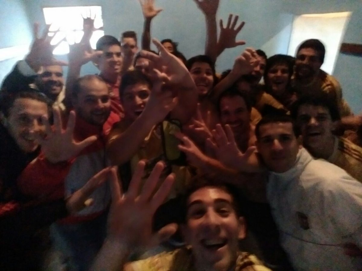 agustinpico3's tweet photo. #vamosMarronn @clubsanmiguelLH festejo en el vestuario https://t.co/AowRuwpF61