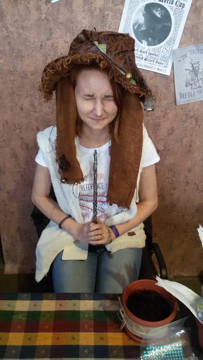 gayladriells's tweet photo. Шляпа дважды определила на Гриффиндор, я в депрессии
#comicconspb2016 https://t.co/Mp08YPfkSm