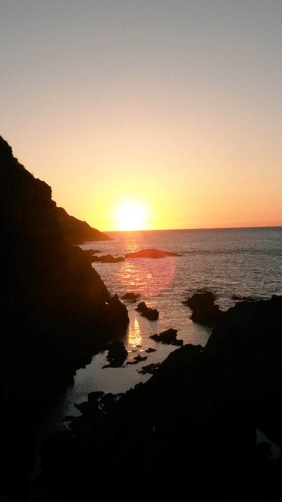 BealesBecci's tweet photo. Ilfracombe Sunset #Ilfracombe #NorthDevon #coast https://t.co/ZrxaH7sq43