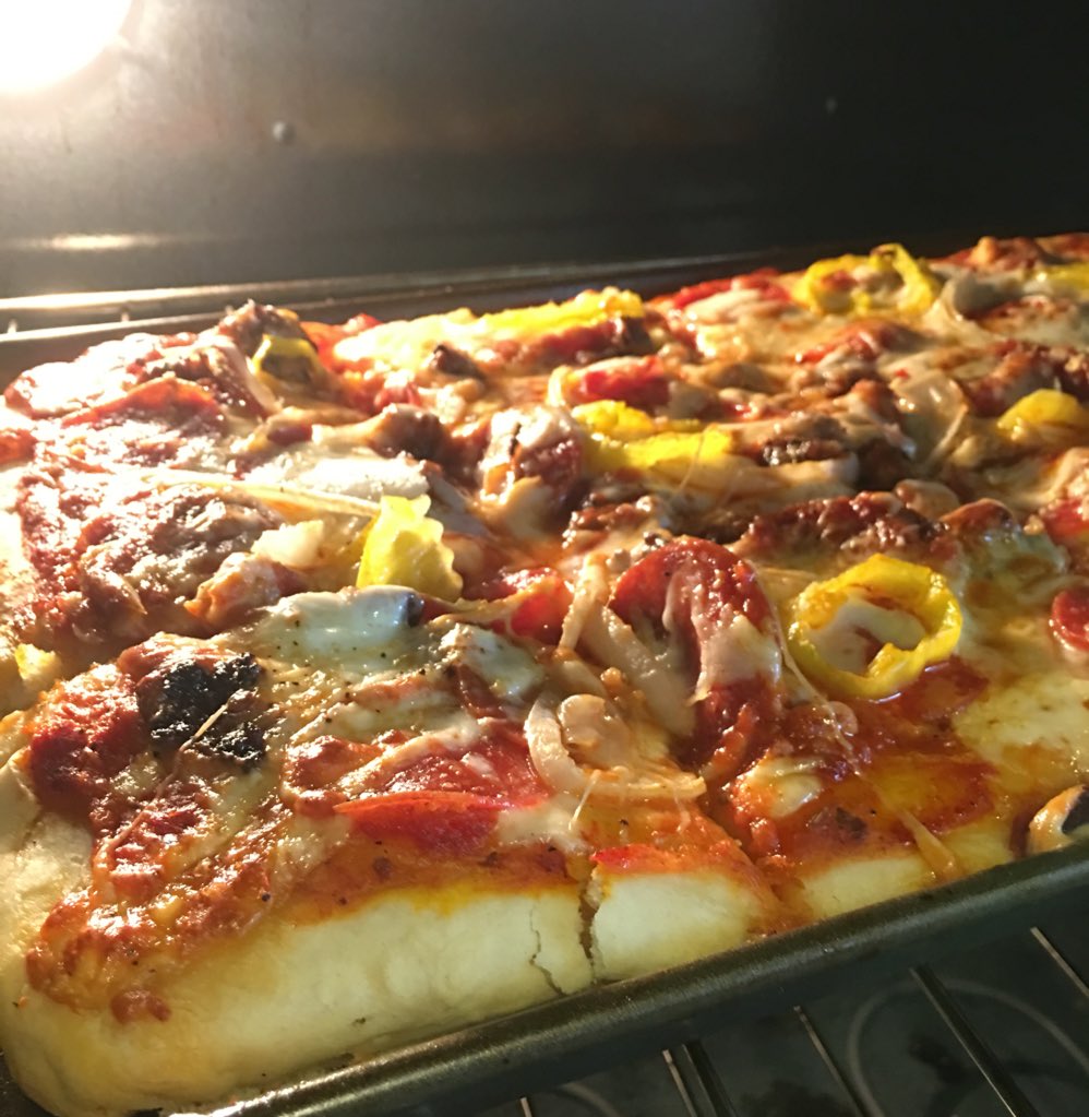 kinglouixilion's tweet photo. Y'all want some homemade pizza?? #fatboistatus https://t.co/fNM1dWWWyf