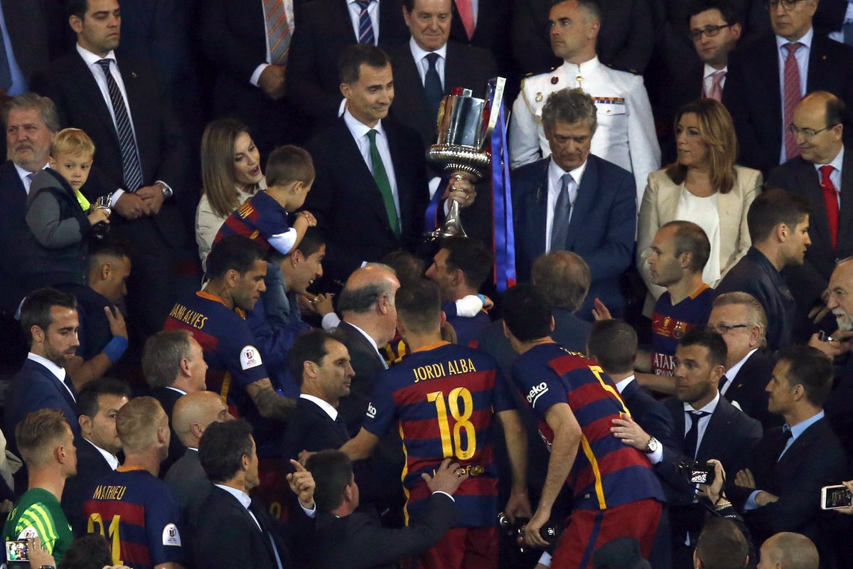 LaLiga's tweet photo. ¡El Barcelona ya tiene su 🏆!

Los jugadores siguen festejando su victoria en el césped de El Calderón. #FinalCopa https://t.co/yKVVmu6g24