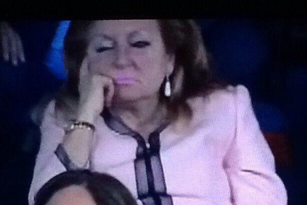 La señora de rosa escuchando la versión techno de 'Wonderwall' de Oasis en la #FinalCopa