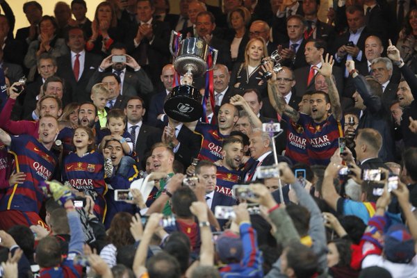 CopaDelReyES's tweet photo. ¡El Barcelona ya tiene su 🏆!

Los jugadores siguen festejando su victoria en el césped de El Calderón. #FinalCopa https://t.co/baFdy6b1yu