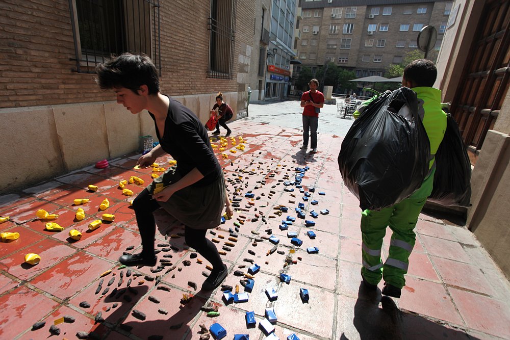 divergentezgz's tweet photo. Intervención+reflexión, sobre la basura urbana #traficodeideas, @ZGZActiva https://t.co/tYJPXs5oDC https://t.co/JQT65bl9LO