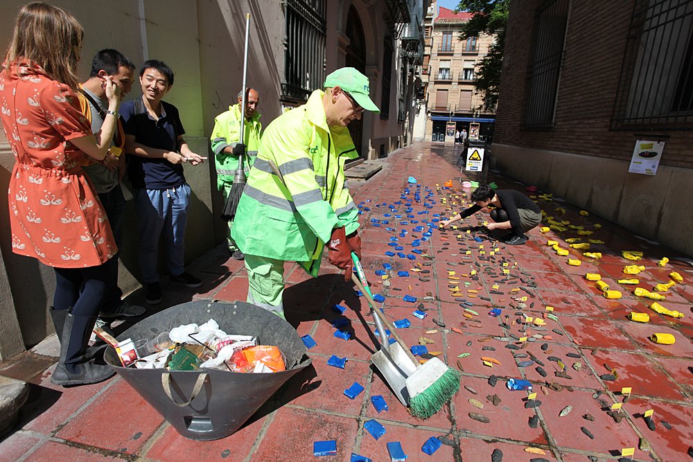 divergentezgz's tweet photo. Intervención+reflexión, sobre la basura urbana #traficodeideas, @ZGZActiva https://t.co/tYJPXs5oDC https://t.co/JQT65bl9LO