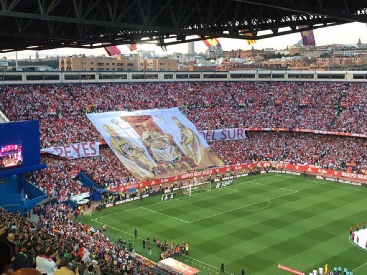 Si viviera 100 vidas, quiero nacer cada una de ellas sevillista, si no, no quiero vivir
Honor a vosotros!!!!!!!