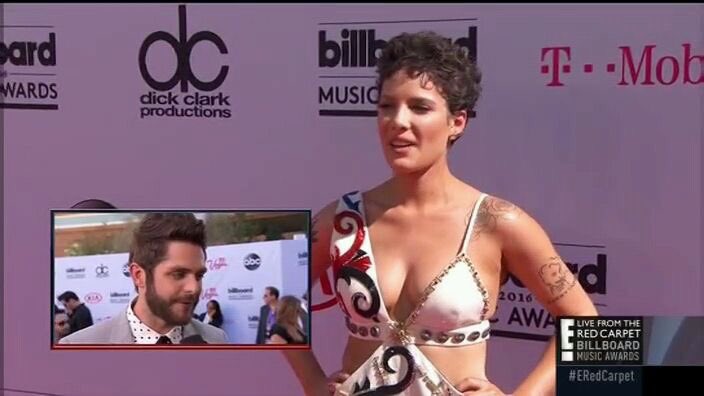 PromotingHalsey's tweet image. Halsey no Pink Carpet do #BBMAs