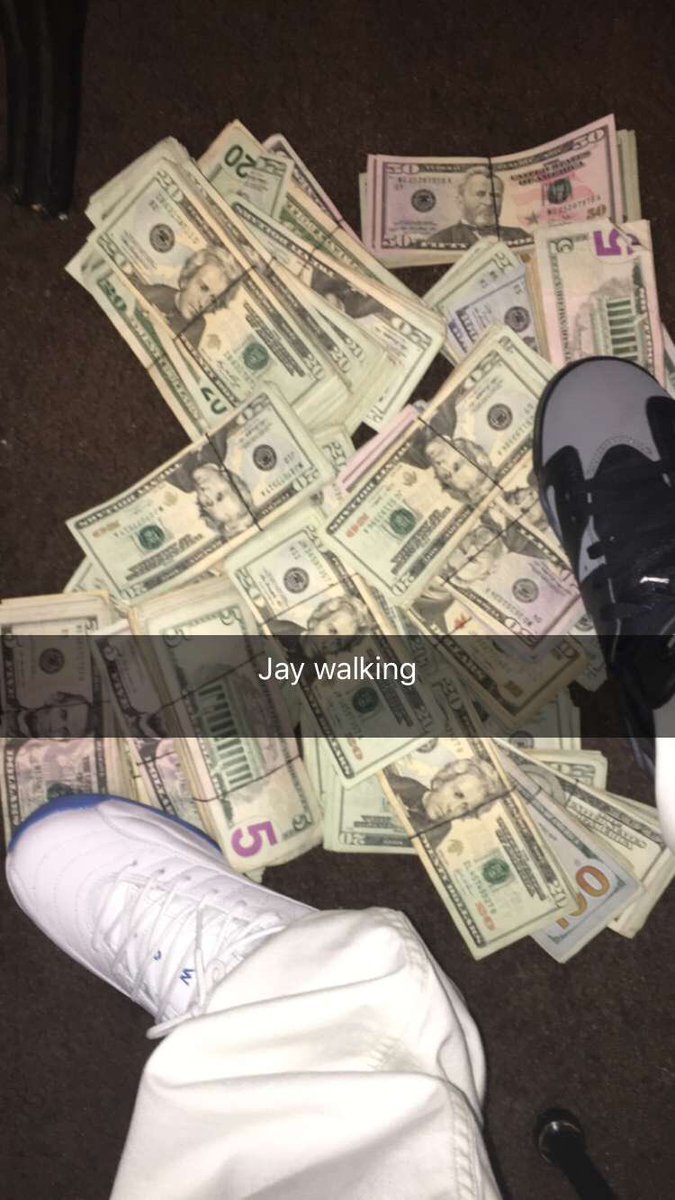 JB_RILEY's tweet photo. Could of bought designer but I'm signed to Michael jordan 🏃🏃💰 https://t.co/yPies1H3Sh