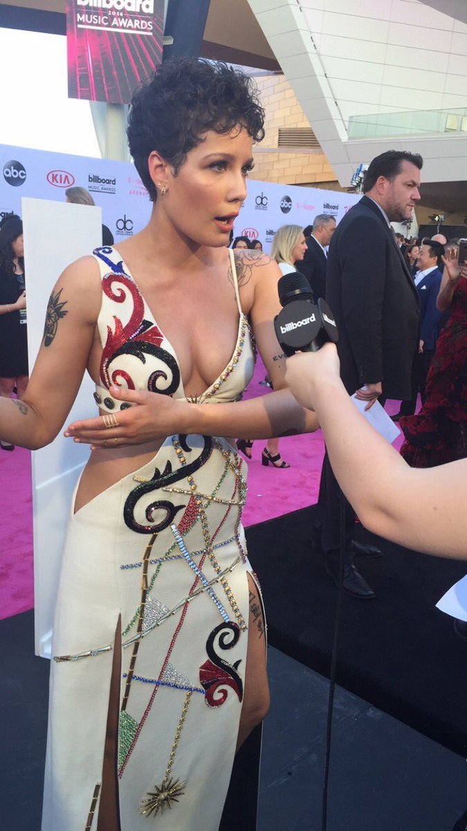 PromotingHalsey's tweet image. Linda 💜 #BBMAs
