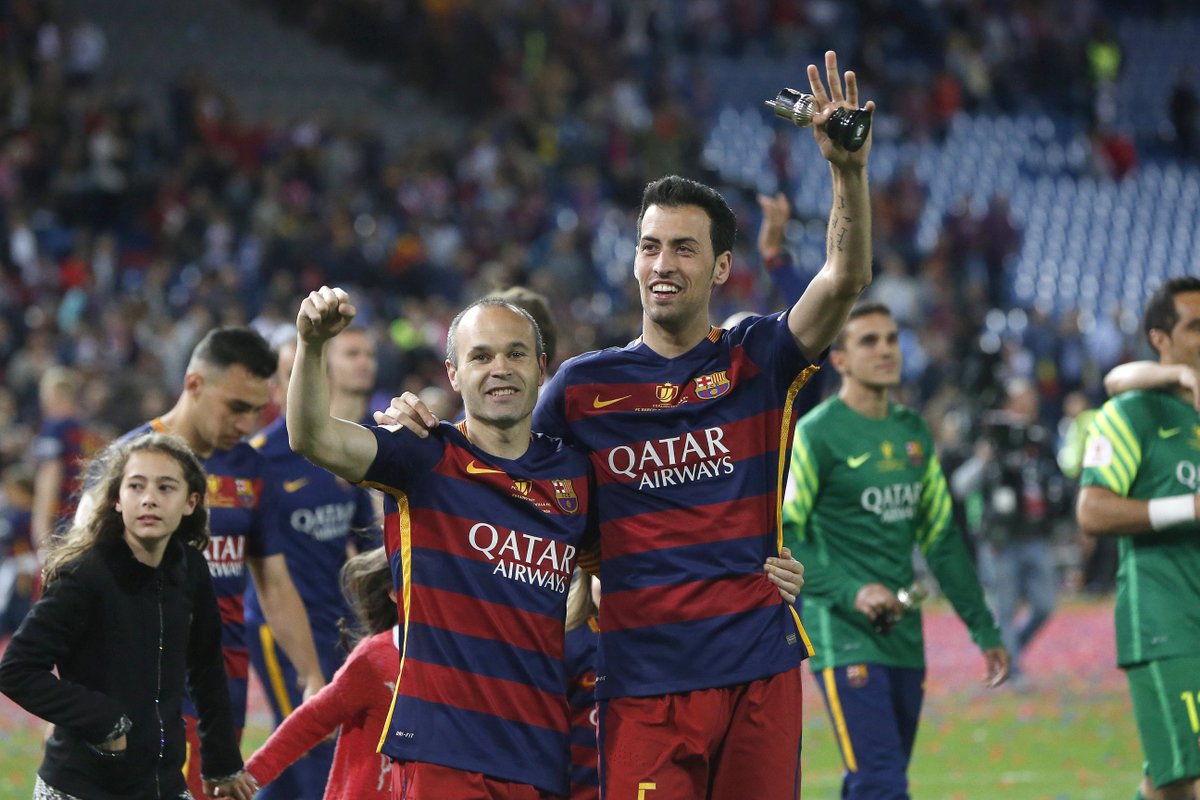 jokbarcelona's tweet photo. La celebració dels campions sobre el terreny de joc #FotliCopa https://t.co/DGC3M4OLaa