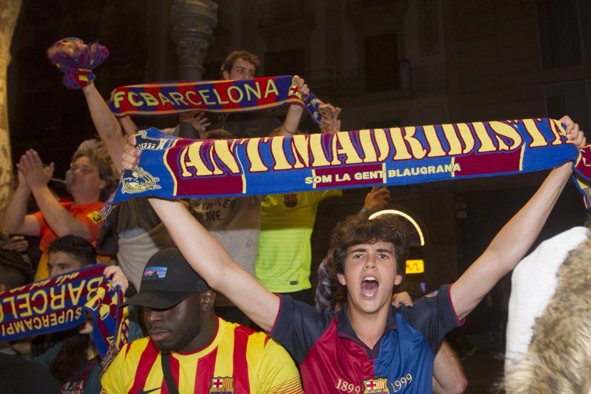 jokbarcelona's tweet photo. Canaletes bull amb el doblet! #FotliCopa https://t.co/U9e3c8BvPv