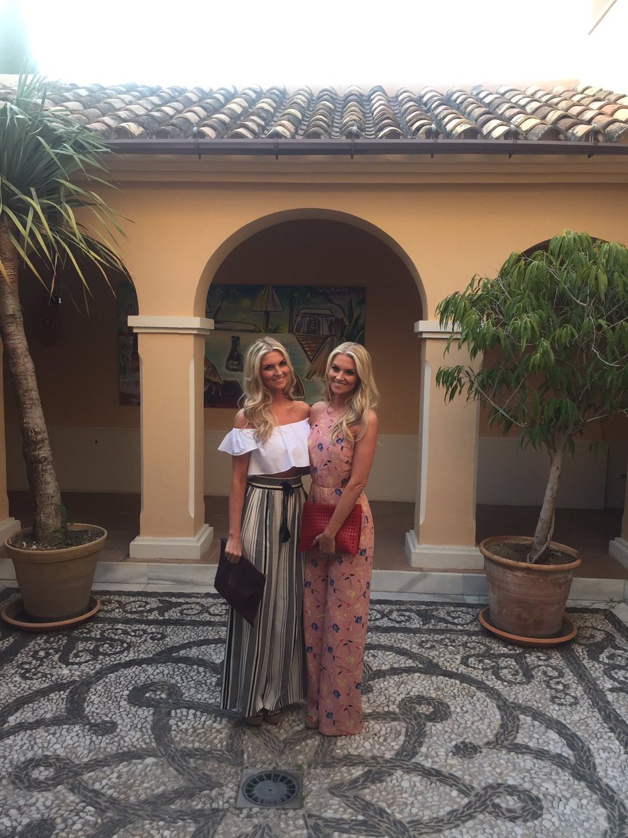 Twinniez's tweet photo. #marbella #hendo #twinnies #puertobanus #spain #villalabuenavida #dreamylocation #twintravels #sarakirstytwins https://t.co/63Zi5cpPQJ