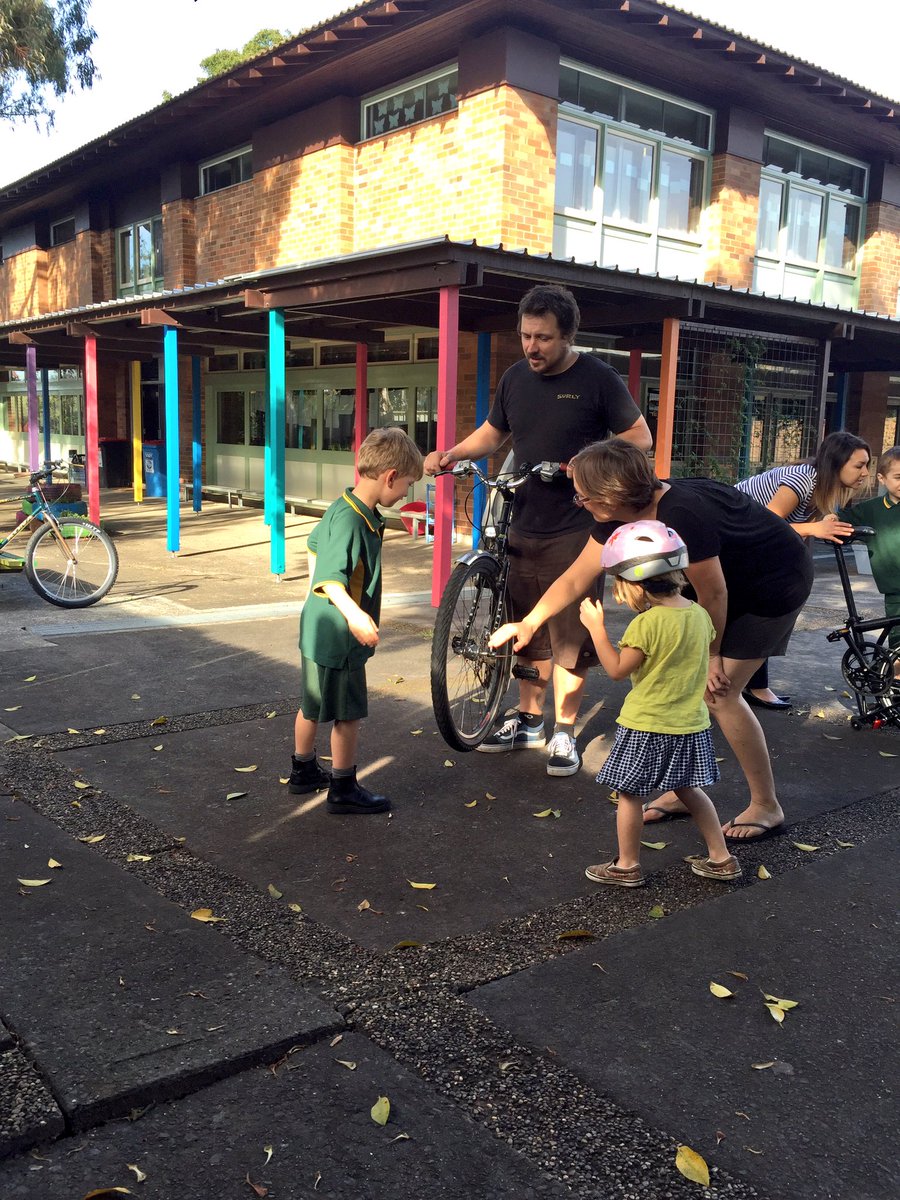KangaroosCPS21's tweet photo. We are finding out about all the different bikes we can have in our community! 🚲 playbasedlearning #expertvisit https://t.co/TeNXbn62cL
