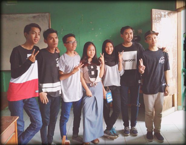 Foto bareng dengan murid SMK Pertiwi, Cibungbulang Bogor !
cc: <a href="/piant_LFM/">Piant Authoritative</a> <a href="/nomo_LFM/">Bahri Purnomo</a> <a href="/Bahri_one/">Bahri</a> <a href="/wahyu_LFM/">Wahyu Dwi Prasetyo</a> <a href="/Abar_LFM/">ABARR</a>