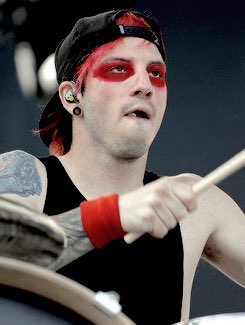 𝔰𝔭𝔬𝔬𝔨𝔶 𝔰𝔥𝔞𝔶 on twitter josh dun with red eyeshadow