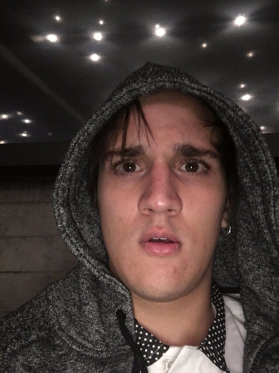 t3ddyyyyy's tweet image. oi meus lokões aqui é o @Christian_fig invadindo o twitter do t3ddy como sempre. AJUDEM NA TAG #MeContaLaNoQuarto 💙✨