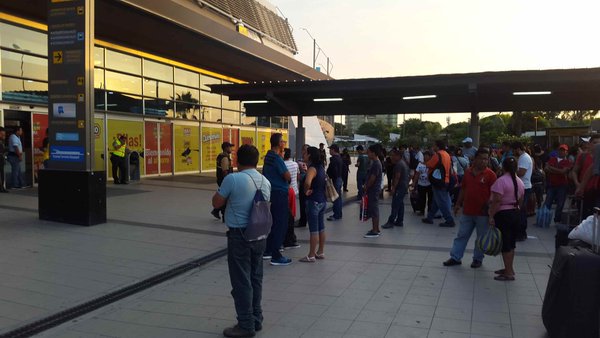 (Ampliación) Evacúan la terminal terrestre de Guayaquil por amenaza de bomba. ► ow.ly/gkFr300sTT1