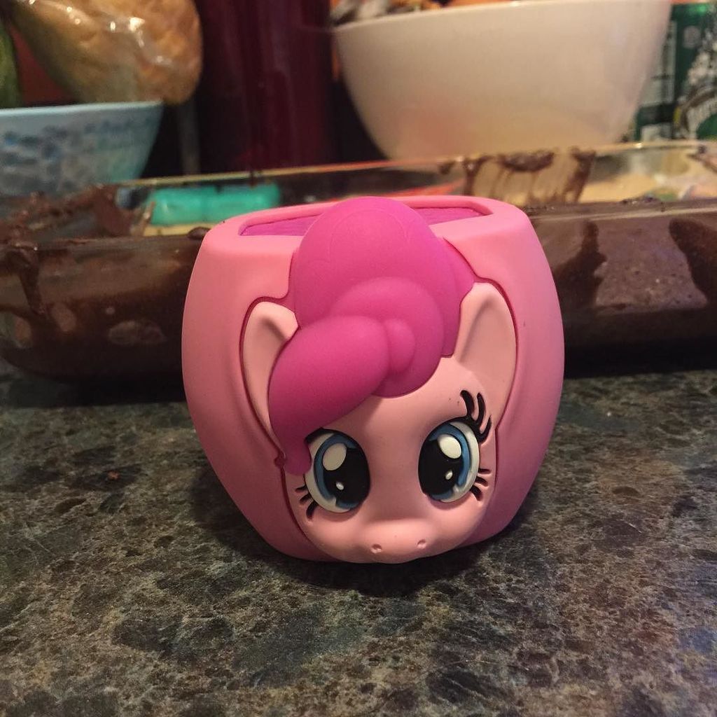 PinkieFanClub's tweet photo. My new #bluetoothspeaker for work. #$6vs$40 #mlp #brony #bronycon2015 #bronyconmemories #pinkiepie #brownies #mlpfi… https://t.co/lX3gYCz8vH