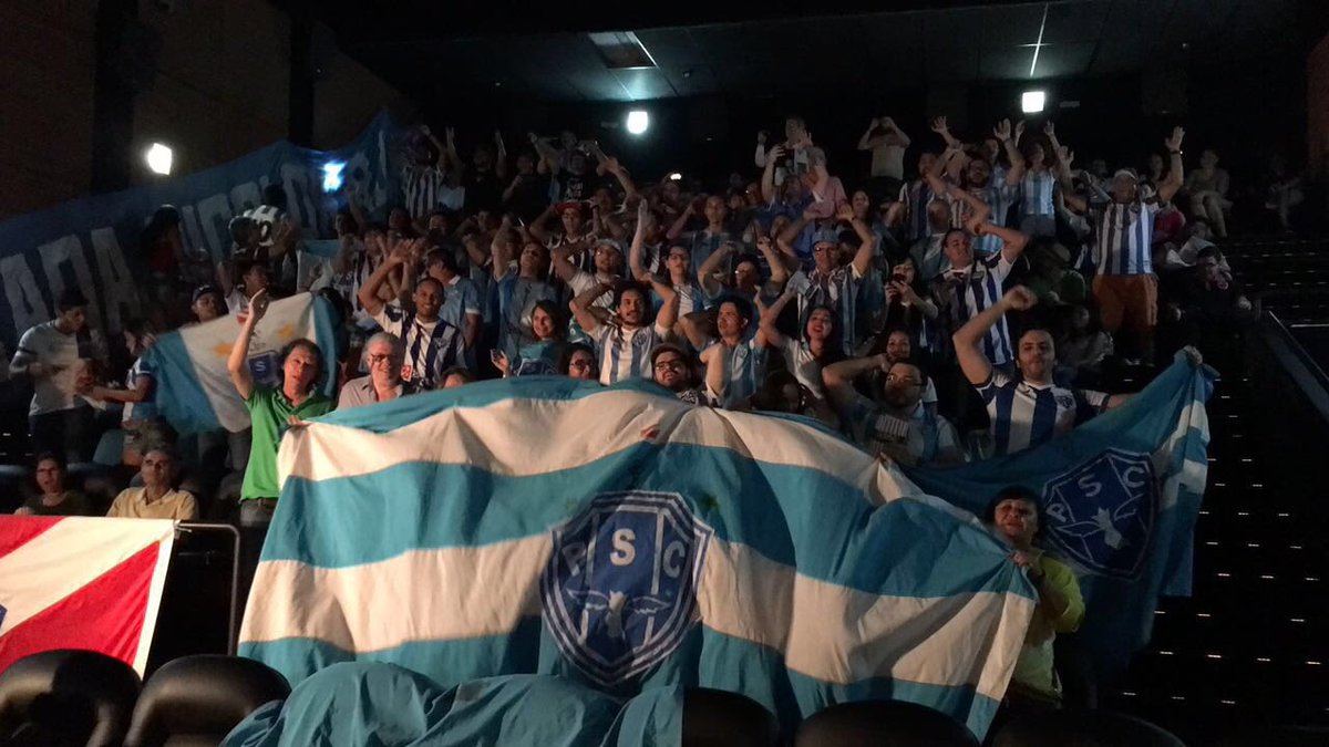 AlbertoMaiaf's tweet photo. A torcida bicolor invadiu o Cine Itaú, no Rio de Janeiro, para ver o filme do Papão no CineFoot! #PayxaoNoCinema https://t.co/C4a69bs2Wi