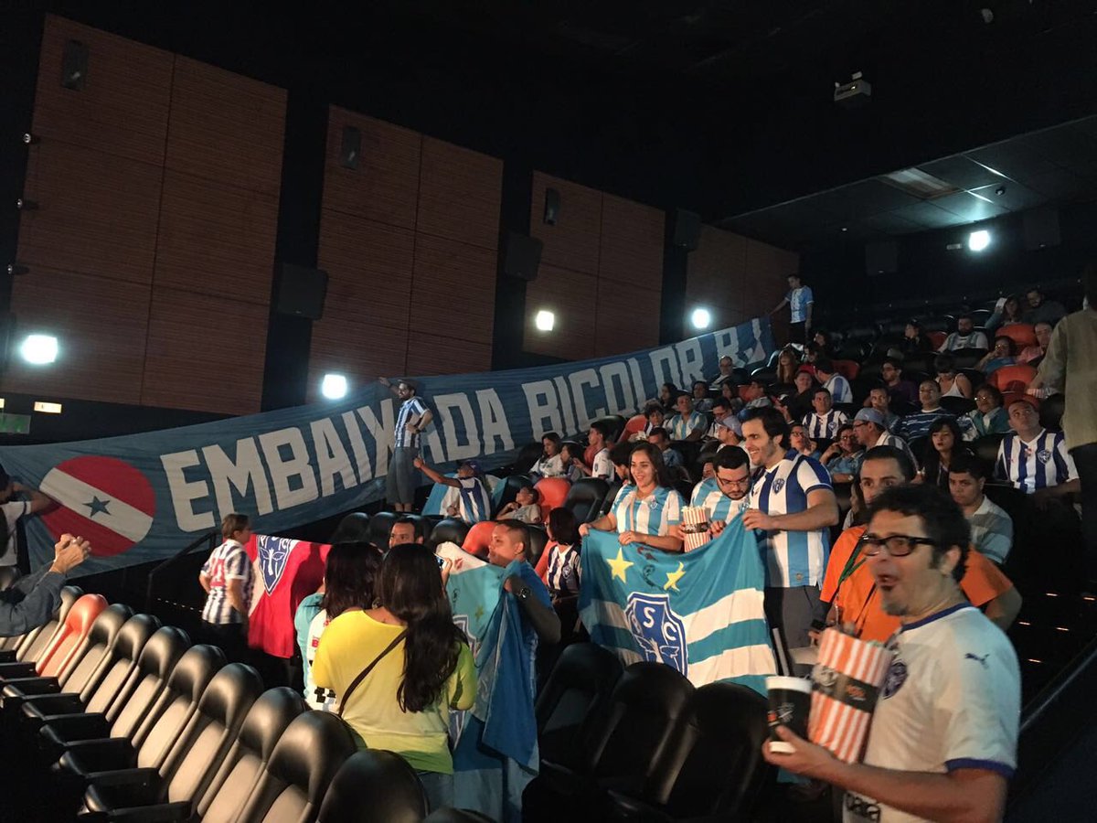 AlbertoMaiaf's tweet photo. A torcida bicolor invadiu o Cine Itaú, no Rio de Janeiro, para ver o filme do Papão no CineFoot! #PayxaoNoCinema https://t.co/C4a69bs2Wi