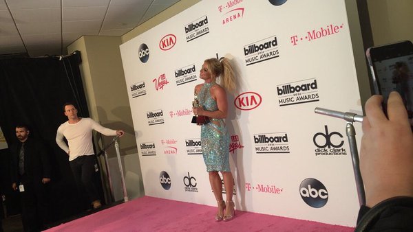 Britney Spears : Billboard Music Awards 2016 CjGj7BAWUAAvzW0