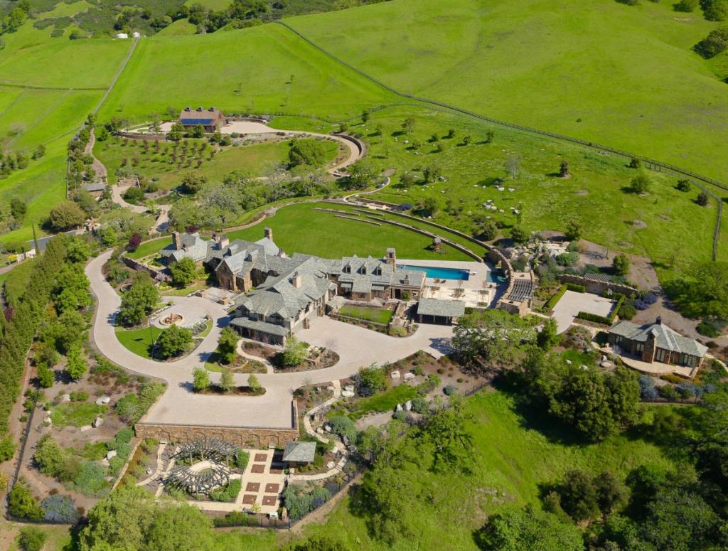 Forbes's tweet photo. This billionaire is giving the proceeds of his $39 million estate sale to animal charity https://t.co/efJruLv7Q7 https://t.co/BiQHhEH64i