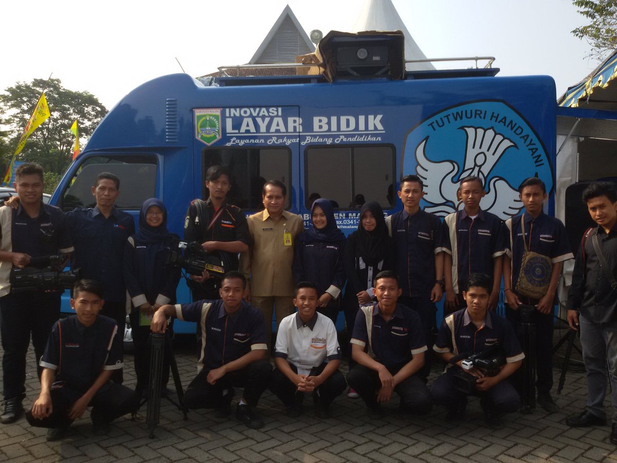 Crew <a href="/SMEAMUTV_SMK5/">SMEAMU TV Kepanjen</a> bersama Bp.Budi Kadinas <a href="/KabMalang/">Kabupaten Malang</a> di area Lomba Kompetensi Siswa Nasional